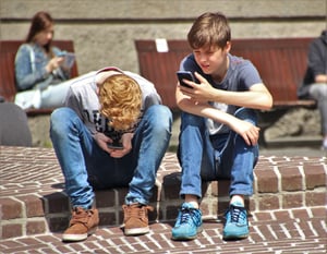 boys-cellphones-children-159395